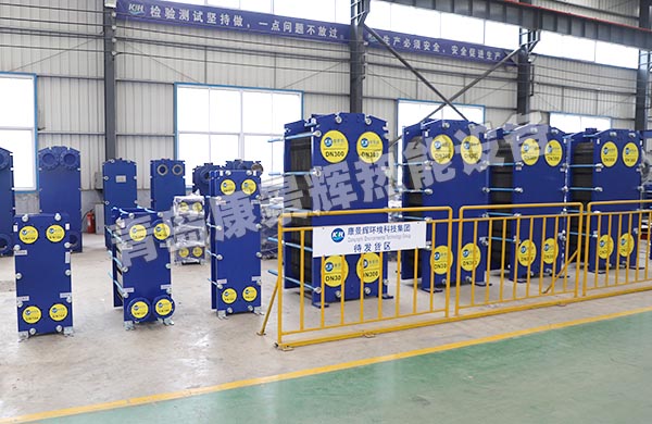 在設計板式換熱器時,如何平衡材料的耐腐蝕性和成本？